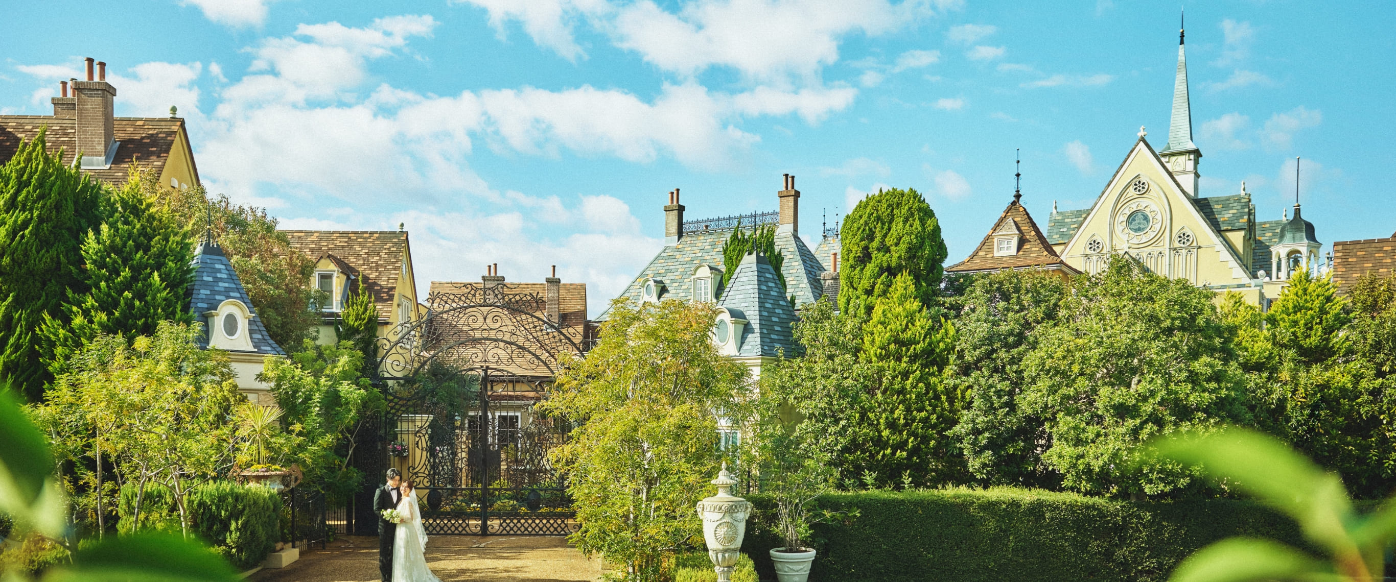 結婚式で祝福されている様子